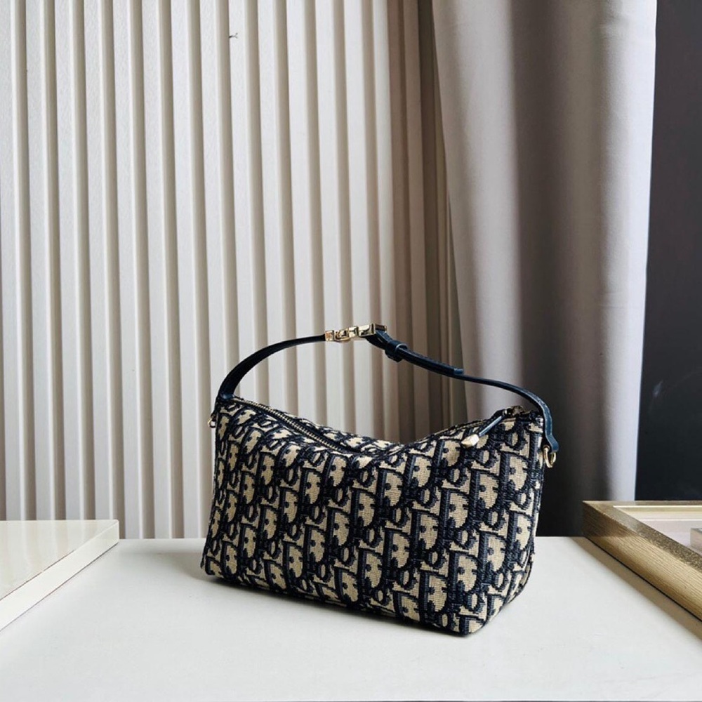 Nomad travel pouch